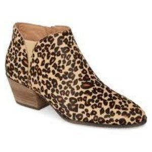 Caslon Women's Nora Chelsea Ankle Boot Leopard